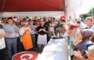 Başkan Yücel vatandaşlara aşure ikram etti