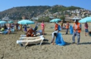 Büyükşehir Alanya'da plajları temizledi