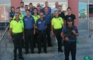 Emniyet Müdürü Mehmet Akbıyık, emniyet personeliyle...