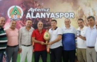 Fenomenler grubundan Çavuşoğlu'na hediye