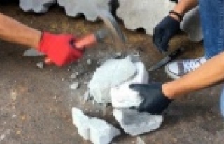 Kargo şirketinde paketleri açan polis gözlerine...