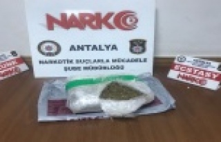 Motosikletli şüpheli uyuşturucu ile yakalandı