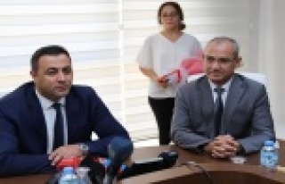 Prof.Dr. Ekrem Kalan ALKÜ Rektörlük bayrağını...