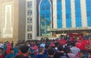 Simit yağmuruyla değil Türk bayrağının gölgesinde...