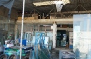 Sokak lambasını tamir etmek isteyen elektrikçi...