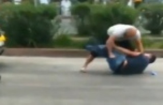 Sokak ortasında bıçaklandı