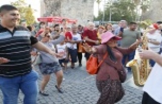 Turistler şehrin merkezinde erik dalı oynadı