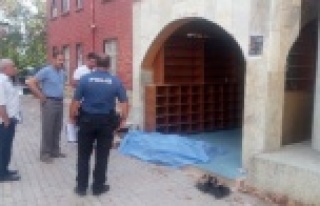 Yardım için geldiği camide hayatını kaybetti