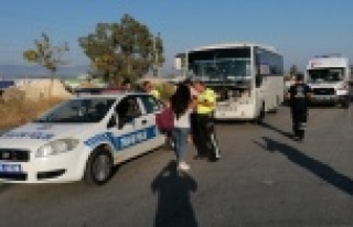 Yolcu midibüsü tur minibüsüne çarptı: 6 yaralı