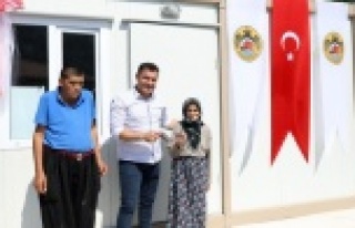 Yücel Fatma teyzelere yeni evlerini teslim etti