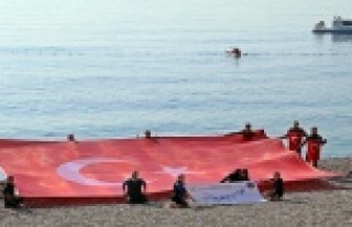 Akdeniz sularında dalgıçlardan Türk bayrağı...