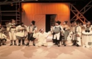 Alanya Belediyesi Tiyatro Scapin'in dolaplarıyla...