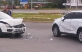 Alanya Çevreyolunda 3 araç birbirine girdi