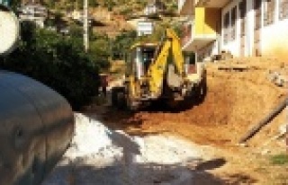 Alanya'da eskiyen yollar asfaltlanıyor