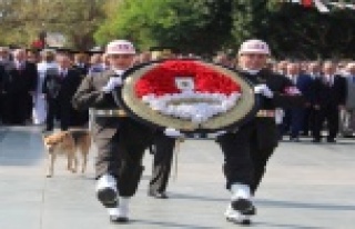 Çelenk bırakma  töreninde ilginç görüntü