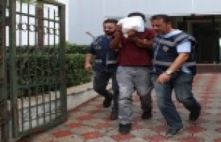 Durakta otobüs bekleyen kişinin cebinden parasını...