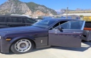 Gümrüğe takılan 4 milyonluk lüks araca 1.6 milyon...