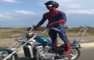 Karayolundaki motosikletli "örümcek adam"...