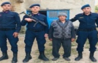 Kayıp Alzheimer hastası yaşlı adam mezarlıkta...