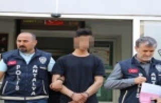 Kendisini boğazından bıçaklayarak ağır yaralayan...