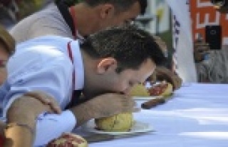 Narın tanesini dökmeden yemek için yarıştılar