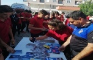 Öğrenciler ördükleri boyunlukları Barış Pınarı...