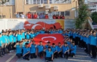 Öğrencilerden askerlerimize komando marşlı destek