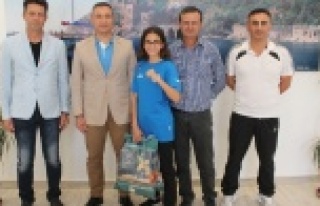 Şampiyon sporcuya altın taktı