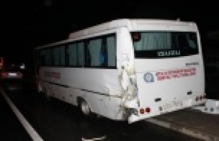 TIR, duraktaki midibüse çarptı: 1 yaralı