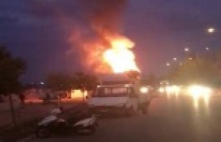 Tırın dorsesi alev alev yandı