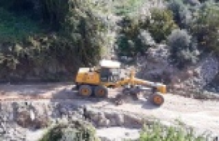 Alanya Belediyesi bozulan yolları onarıyor