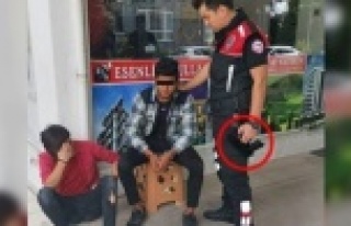 Alanya'da okul önünde tabancayla yakalandı