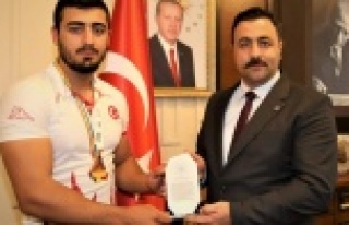ALKÜ'lü milli sporcu başarısını rektör...
