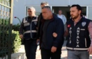 Borcu olan kişiyi alıkoydukları iddia edilen 5...