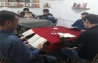 Bu kıraathanede kitap okuyana çay ücretsiz