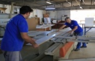 Büyükşehir Belediyesi kendi çiçeğini ve mobilyasını...