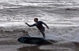 Dev dalgaları gören Alanya'da sörf keyfi yaptı