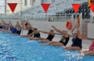 Kadınlar su jimnastiğiyle form tutuyor