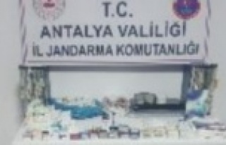 Para karşılığı uyuşturucu satan ve turistlere...