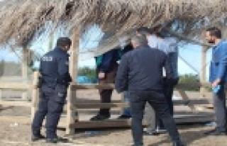 Polis ceset üzerinde çalışırken turistler kitap...