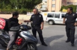 Polis okul çevrelerini denetledi