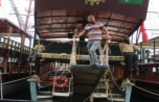 Portatif köprüden girdikleri tur teknesinde alkol...