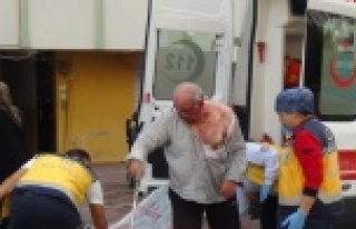 Sigarasını yaktığı çakmağı kapatmadan cebine...