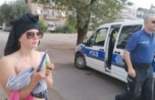 Yarı çıplak İsveçli kız polisi çileden çıkardı