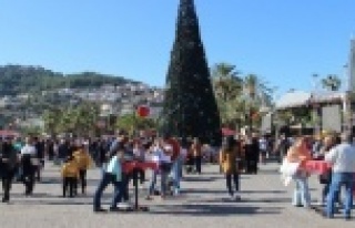 Alanya'da kurulan Noel Pazarı'na yoğun...