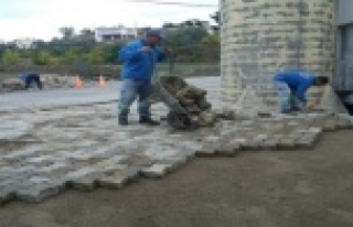 Alanya Karaballar Camii bahçesine parke