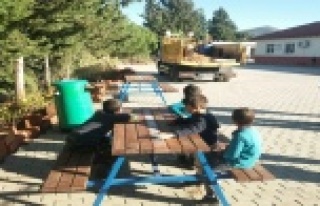 Alanya’da okul ve camilere bank ve piknik masası