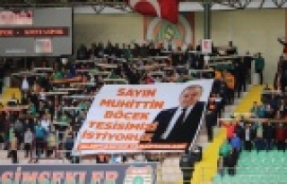 Alanyaspor taraftarından Böcek'e pankartlı...