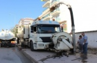 ASAT kanalizasyon hatlarını temizliyor