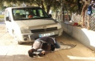 Çalışmayan aracın altındaki civatayı gördü,...